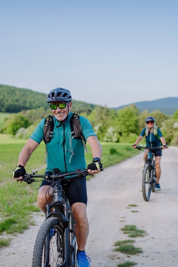 Junger Mann auf E-Bike
